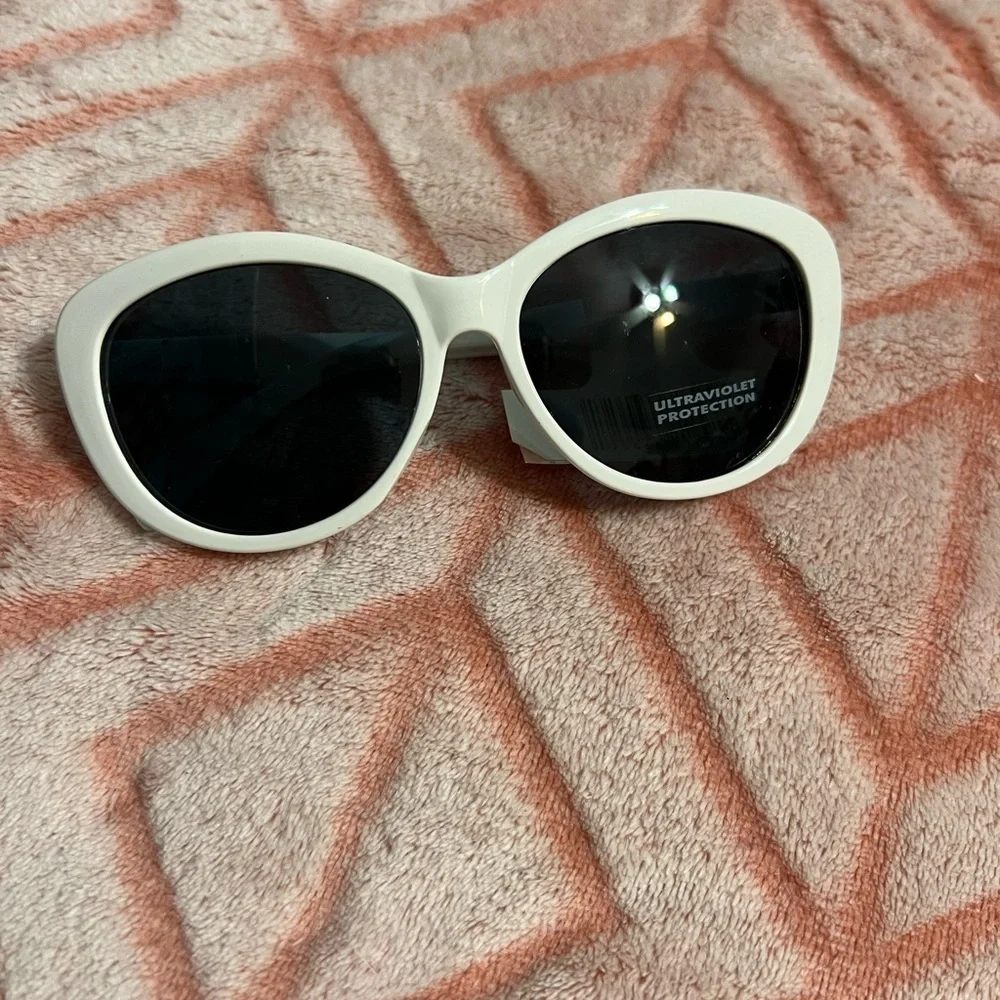 N/A white sunglasses